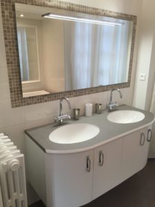 Salle de bains refaite avec meuble 2 vasques et grand miroir