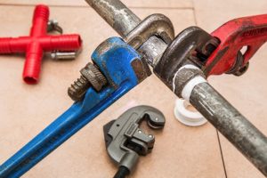 Pince, coupe-tube et autres outils pour la plomberie