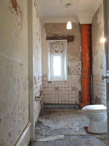 Réalisation Aqua'Rénov : avant rénovation de salle de bains à Nantes Sud Loire